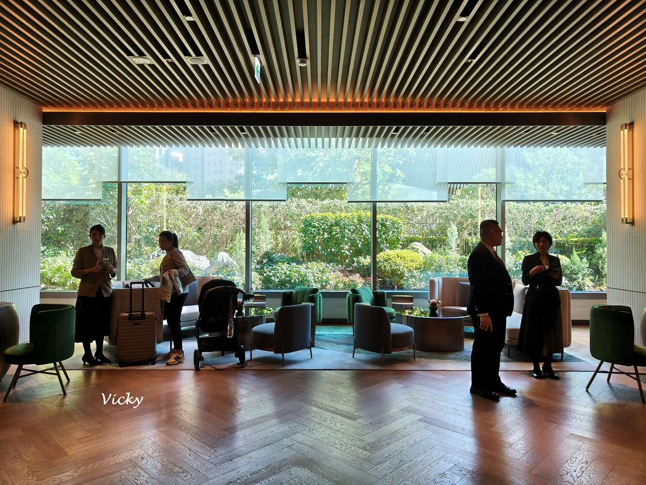 台中住宿推薦｜台中勤美洲際酒店：奢華微蜜月首選！坐擁草悟道綠意、絕美藍調泳池與五星級貼心服務