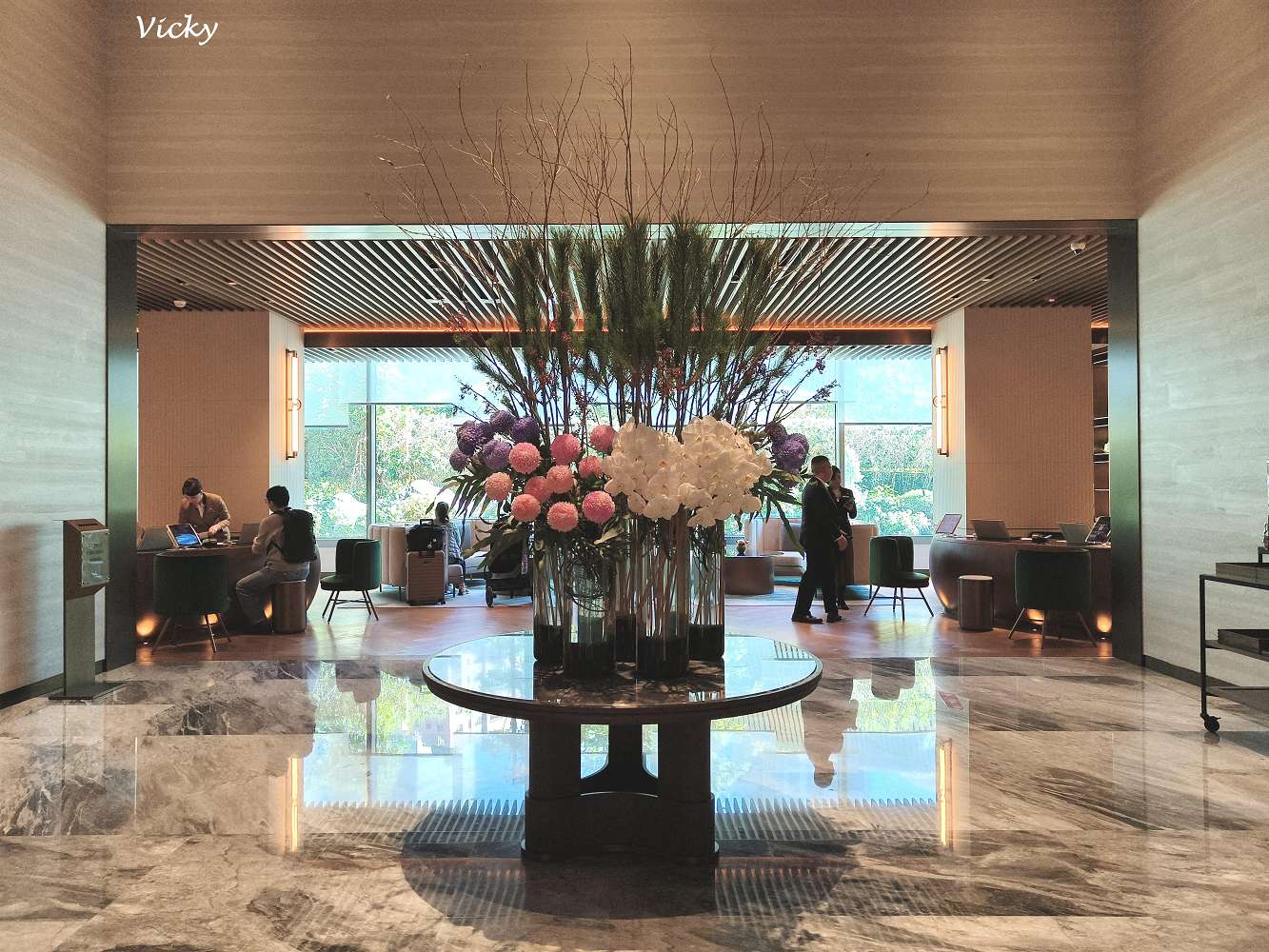 台中住宿推薦｜台中勤美洲際酒店：奢華微蜜月首選！坐擁草悟道綠意、絕美藍調泳池與五星級貼心服務