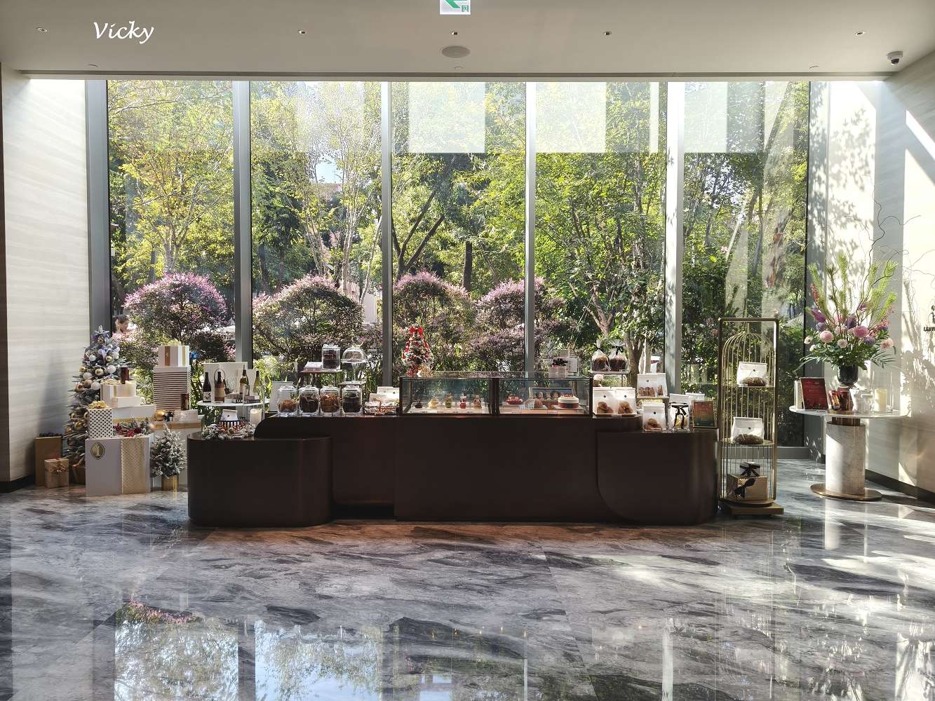 台中住宿推薦｜台中勤美洲際酒店：奢華微蜜月首選！坐擁草悟道綠意、絕美藍調泳池與五星級貼心服務