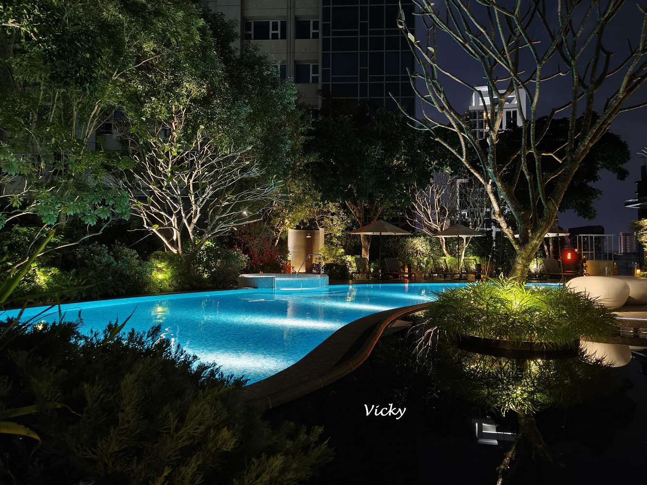 台中住宿推薦｜台中勤美洲際酒店：奢華微蜜月首選！坐擁草悟道綠意、絕美藍調泳池與五星級貼心服務