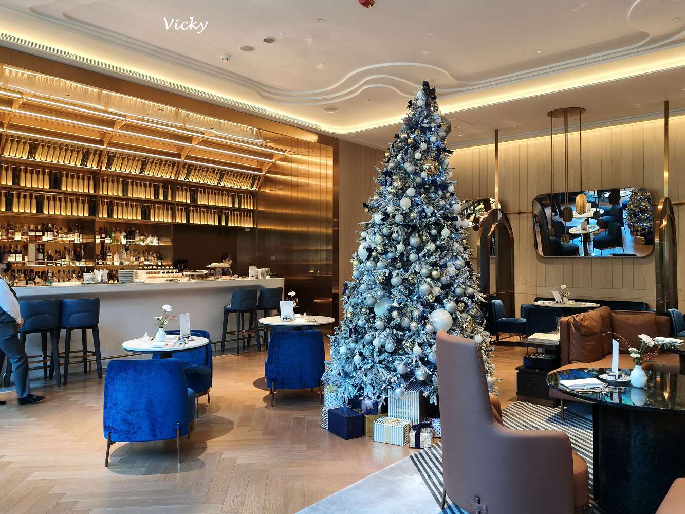 台中住宿推薦｜台中勤美洲際酒店：奢華微蜜月首選！坐擁草悟道綠意、絕美藍調泳池與五星級貼心服務