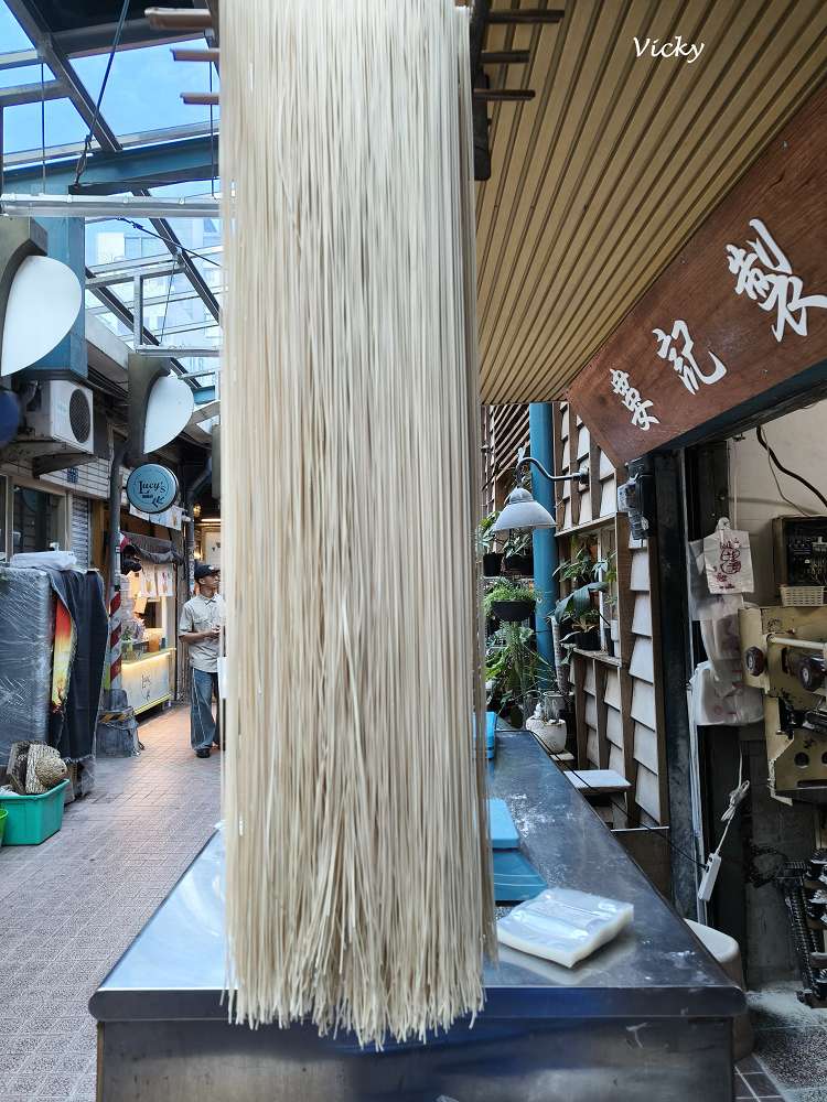 高雄鹽埕一日遊｜鹽埕第一公有零售市場：精選 6 間必訪職人老店、植感美學與超有梗「誠實商店」攻略