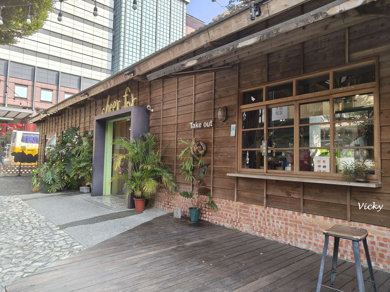 台南藍晒圖文創園區懶人包｜16間必訪店家推薦：顏振發手繪看板、黑膠漢堡、職人手作與隱藏版美食地圖