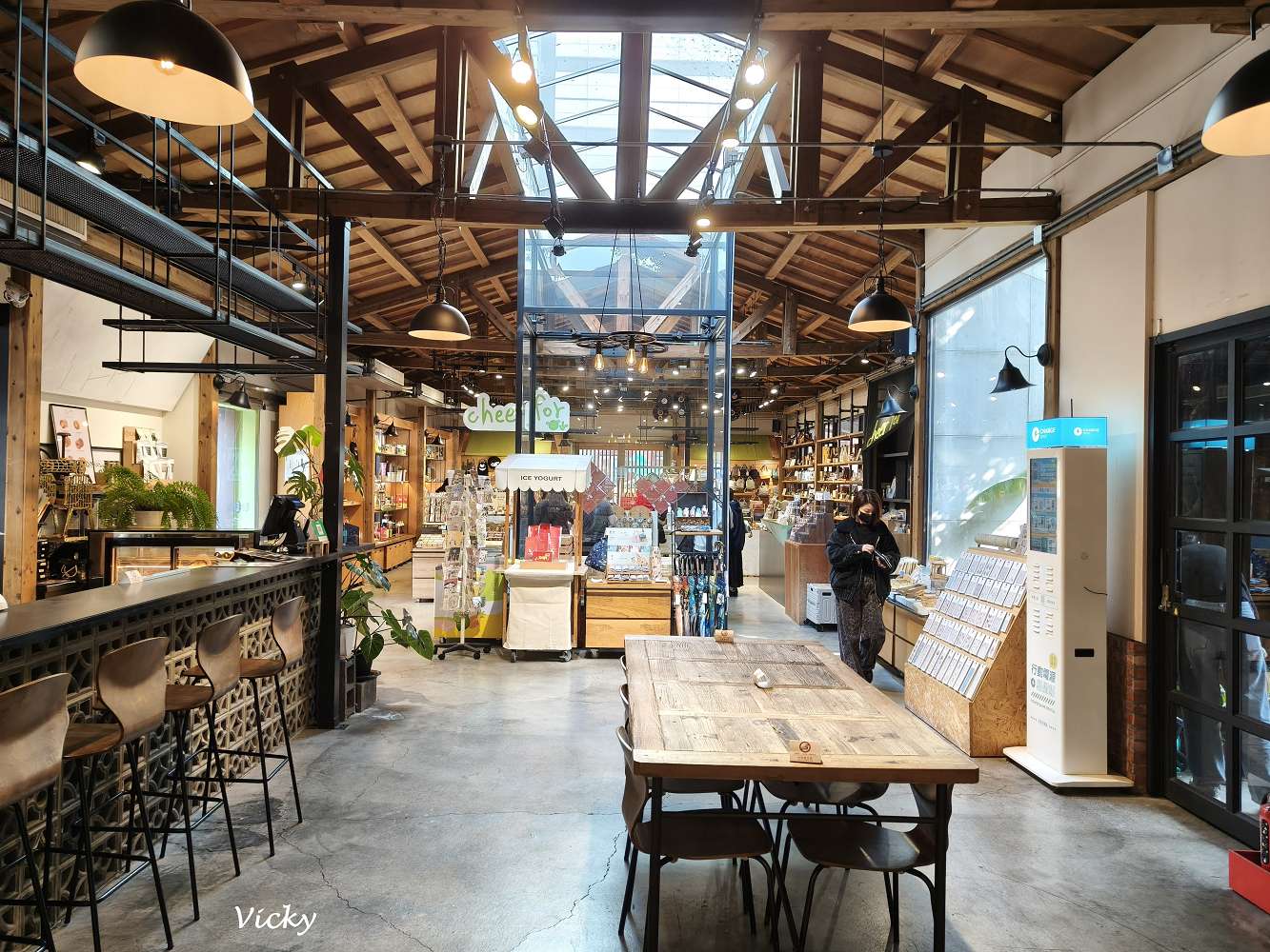 台南藍晒圖文創園區懶人包｜16間必訪店家推薦：顏振發手繪看板、黑膠漢堡、職人手作與隱藏版美食地圖