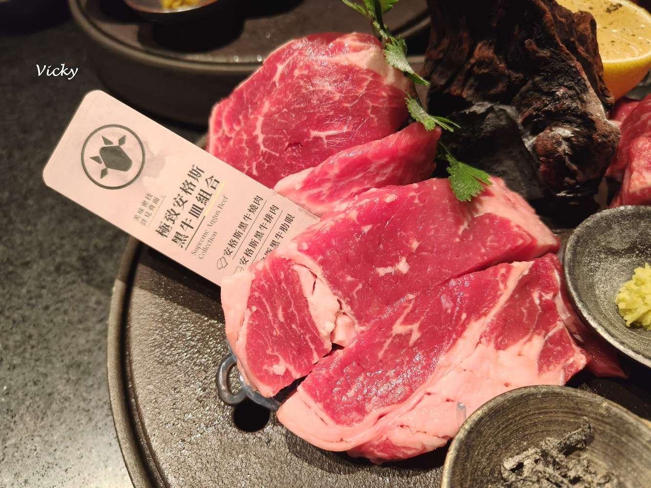 台南燒肉推薦｜碳佐麻里精品燒肉 台南新興店：慶生聚餐首選！超狂生日優惠好禮拿不完，必點幻切和牛牛舌拱橋切，含完整菜單