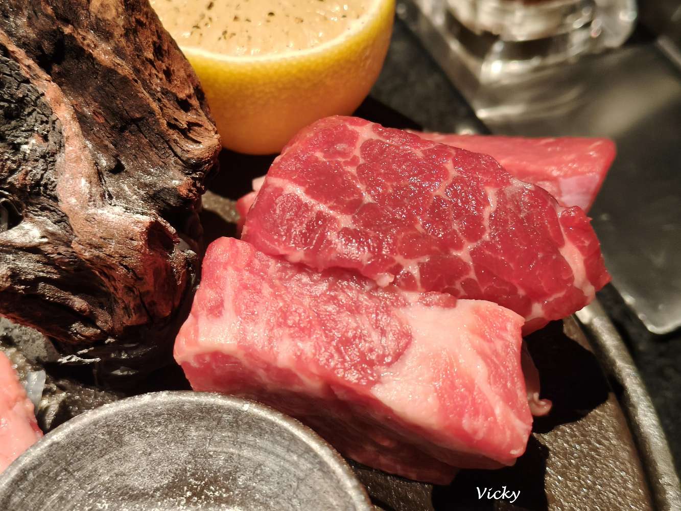 台南燒肉推薦｜碳佐麻里精品燒肉 台南新興店：慶生聚餐首選！超狂生日優惠好禮拿不完，必點幻切和牛牛舌拱橋切，含完整菜單