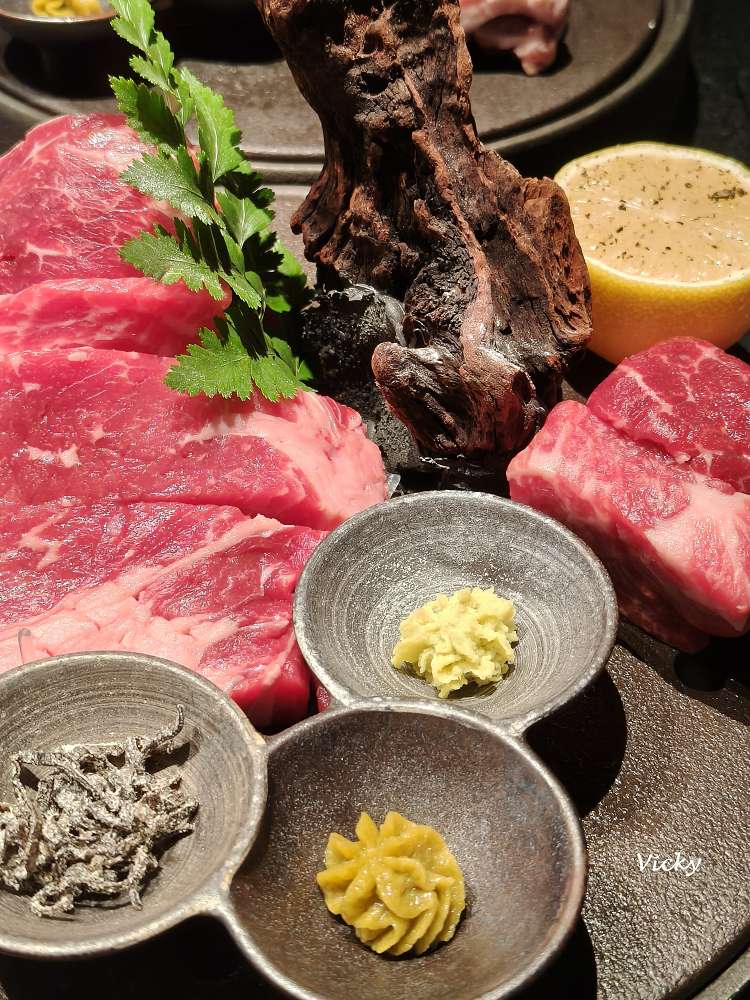 台南燒肉推薦｜碳佐麻里精品燒肉 台南新興店：慶生聚餐首選！超狂生日優惠好禮拿不完，必點幻切和牛牛舌拱橋切，含完整菜單