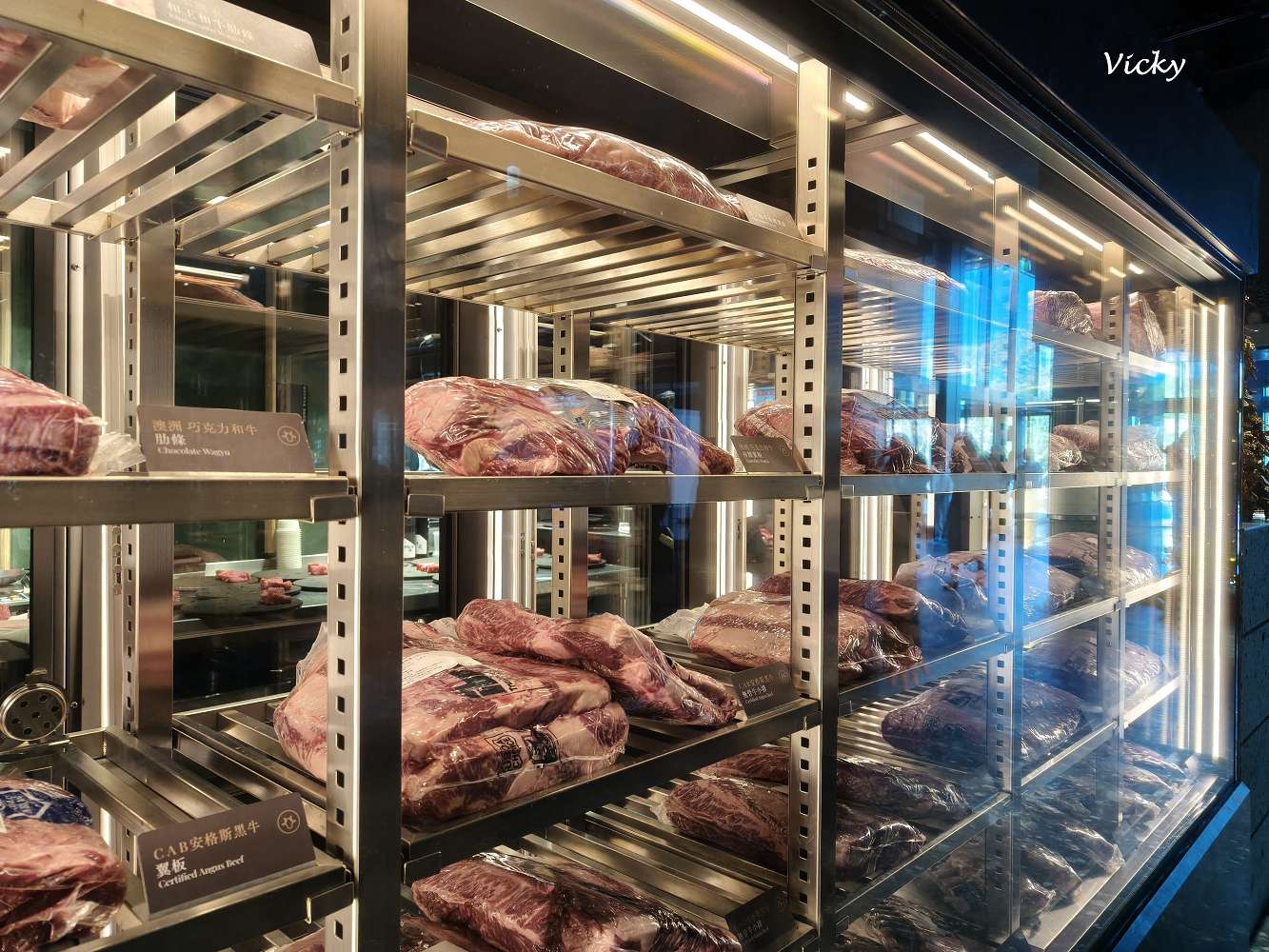 台南燒肉推薦｜碳佐麻里精品燒肉 台南新興店：慶生聚餐首選！超狂生日優惠好禮拿不完，必點幻切和牛牛舌拱橋切，含完整菜單