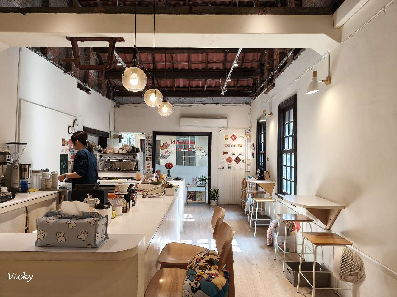 台南中西區︱木蘭：信義街老屋探險，隱身二樓的療癒系咖啡廳，柯基店長「冷摳」與焦糖布丁的午後時光