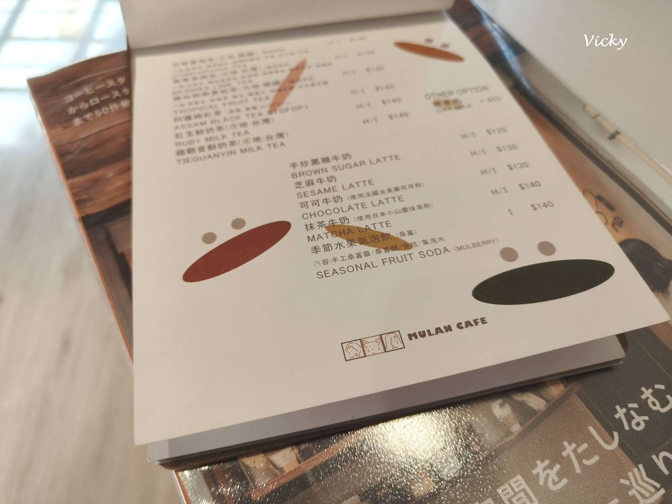 台南中西區︱木蘭：信義街老屋探險，隱身二樓的療癒系咖啡廳，柯基店長「冷摳」與焦糖布丁的午後時光