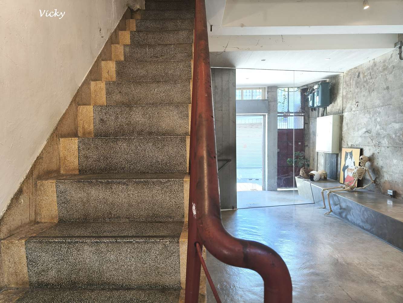 台南中西區︱木蘭：信義街老屋探險，隱身二樓的療癒系咖啡廳，柯基店長「冷摳」與焦糖布丁的午後時光