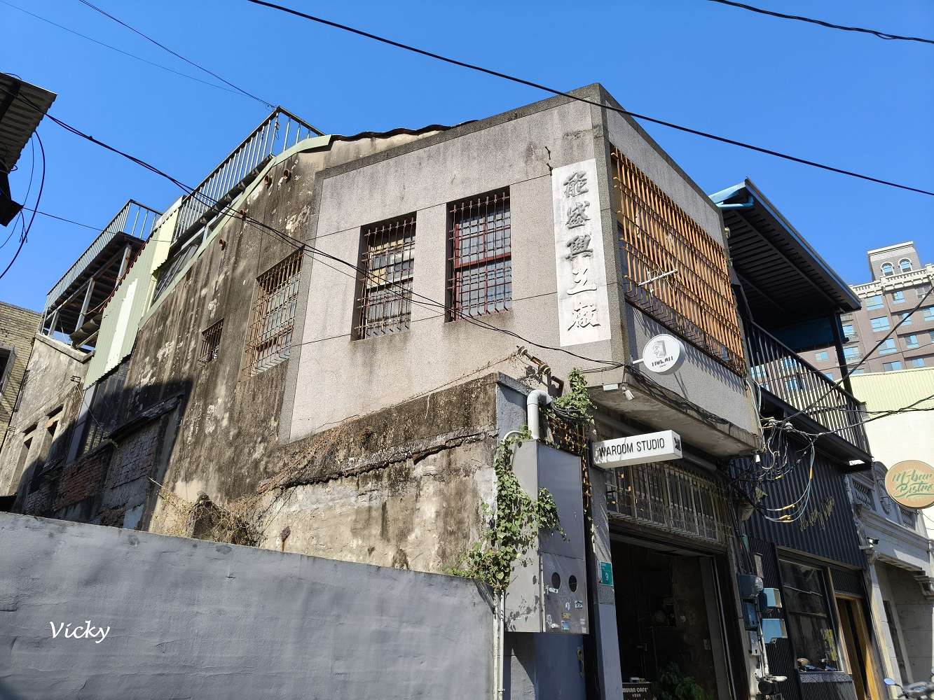 台南中西區︱木蘭：信義街老屋探險，隱身二樓的療癒系咖啡廳，柯基店長「冷摳」與焦糖布丁的午後時光