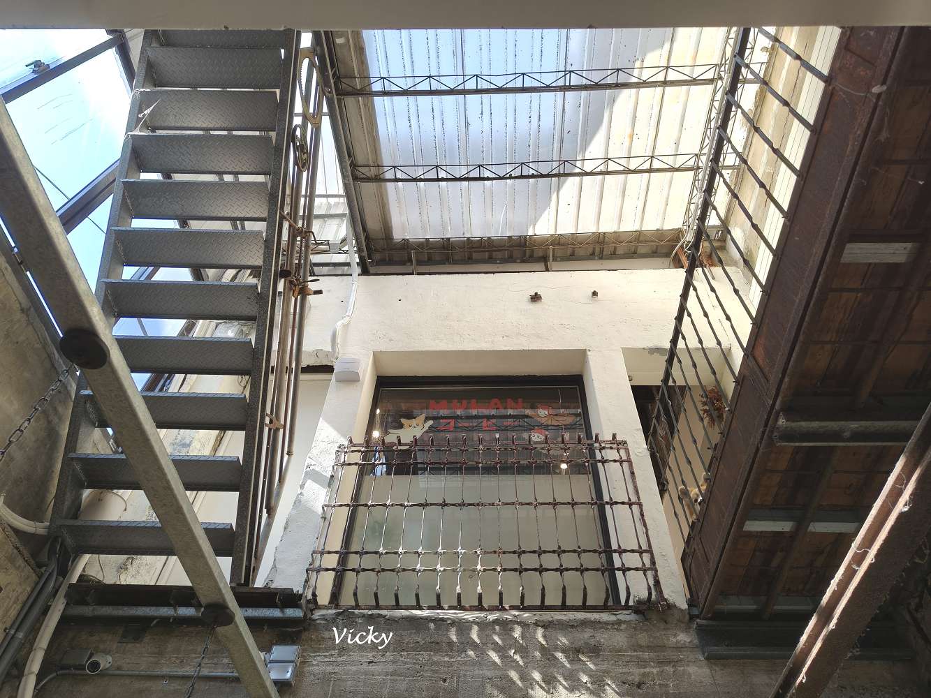 台南中西區︱木蘭：信義街老屋探險，隱身二樓的療癒系咖啡廳，柯基店長「冷摳」與焦糖布丁的午後時光