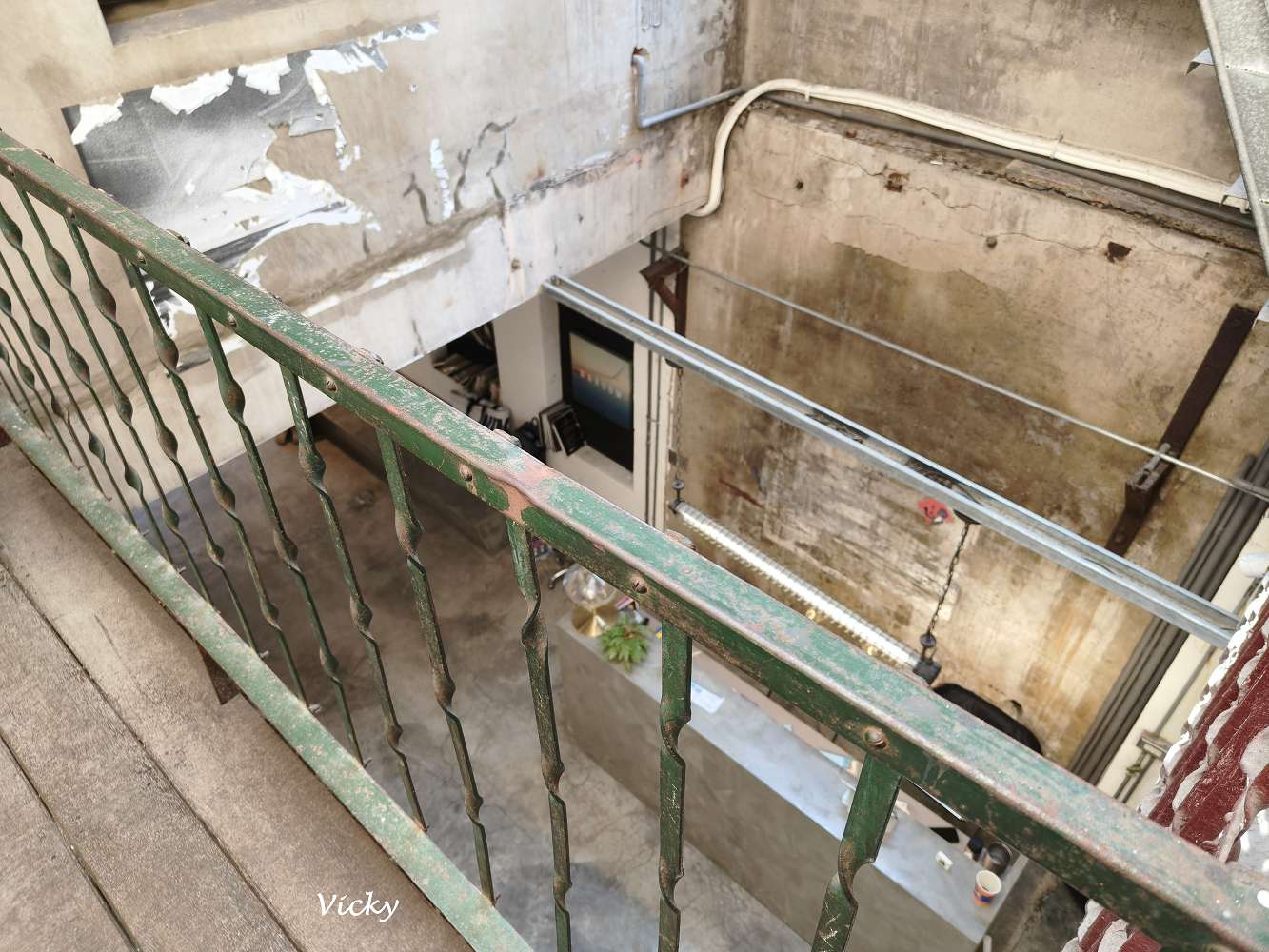 台南中西區︱木蘭：信義街老屋探險，隱身二樓的療癒系咖啡廳，柯基店長「冷摳」與焦糖布丁的午後時光