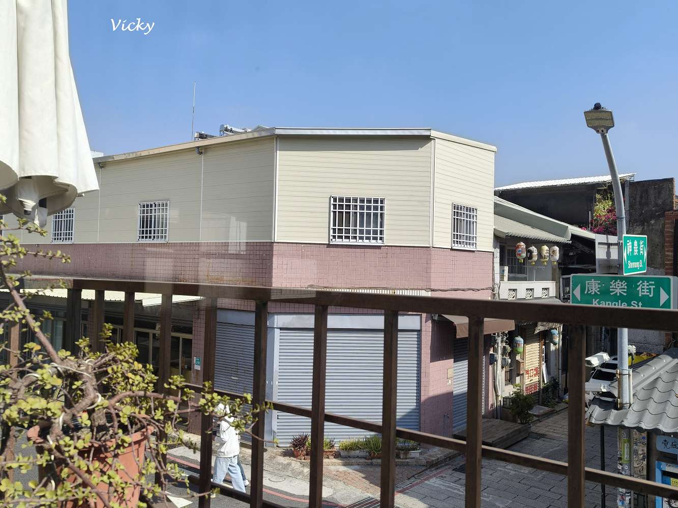 台南神農街美食｜Paris古咪小日常咖啡：窩在老宅陽台發呆，感受神農街與康樂街交會的慢步調