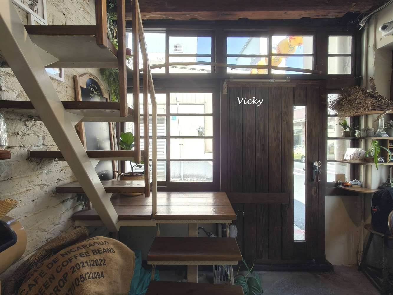 台南神農街美食｜Paris古咪小日常咖啡：窩在老宅陽台發呆，感受神農街與康樂街交會的慢步調