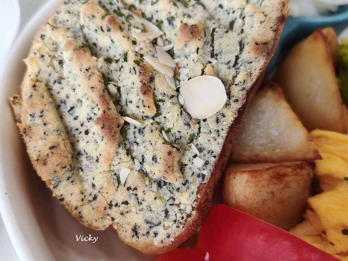 台南東區美食｜T’WIN Coffee · 咖啡 / 云：崇明路轉角的高質感早午餐，吃多年都不膩！必點 伯爵奶酥巧巴達