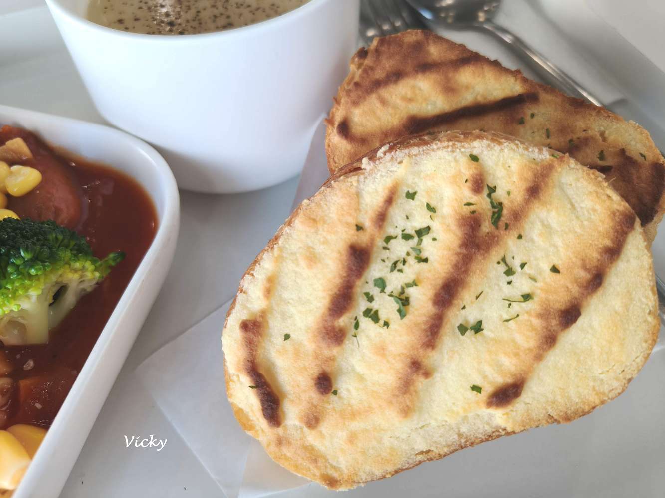 台南東區美食｜T’WIN Coffee · 咖啡 / 云：崇明路轉角的高質感早午餐，吃多年都不膩！必點 伯爵奶酥巧巴達