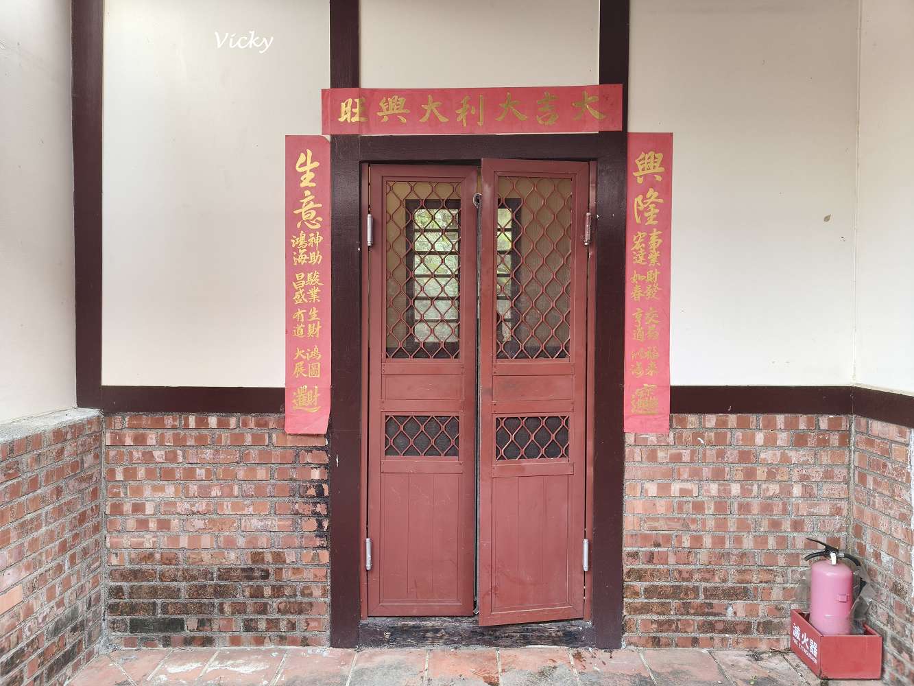 嘉義民雄︱松山土窯羊肉：沒預約吃不到！戴防毒面具揭開、高溫悶燒三天三夜的薰羊肉，在地人與外國客都瘋狂的養生盛宴