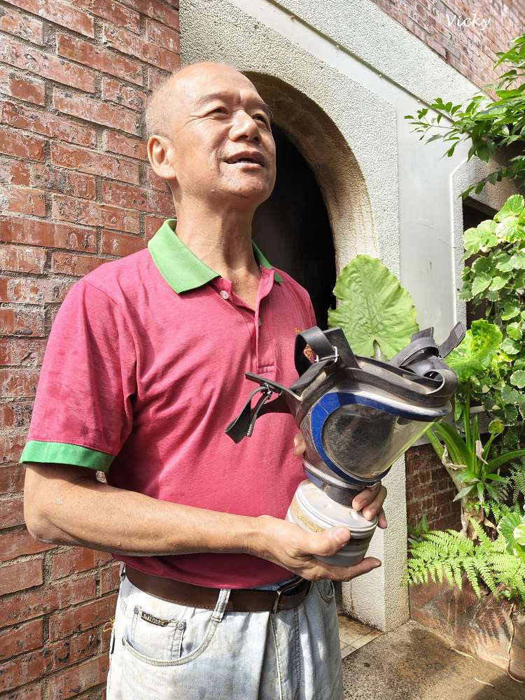 嘉義民雄︱松山土窯羊肉：沒預約吃不到！戴防毒面具揭開、高溫悶燒三天三夜的薰羊肉，在地人與外國客都瘋狂的養生盛宴