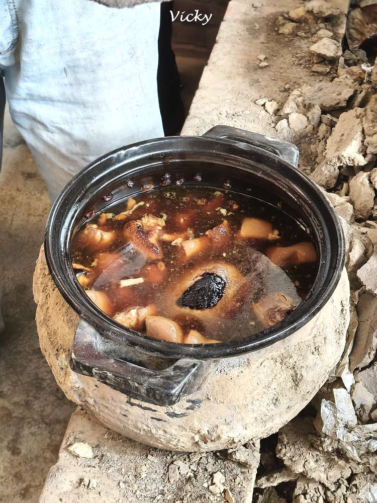 嘉義民雄︱松山土窯羊肉：沒預約吃不到！戴防毒面具揭開、高溫悶燒三天三夜的薰羊肉，在地人與外國客都瘋狂的養生盛宴