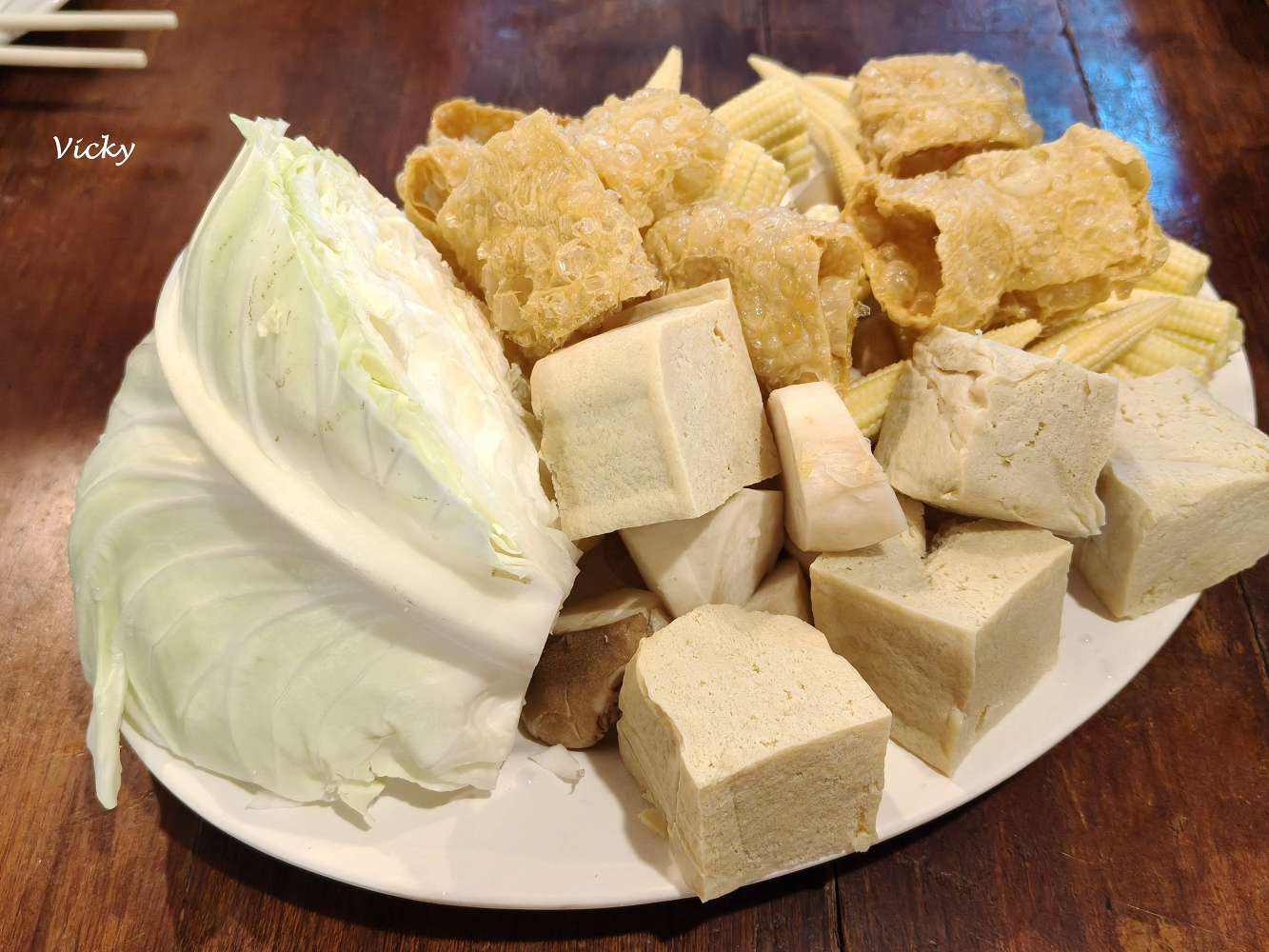 嘉義民雄︱松山土窯羊肉：沒預約吃不到！戴防毒面具揭開、高溫悶燒三天三夜的薰羊肉，在地人與外國客都瘋狂的養生盛宴