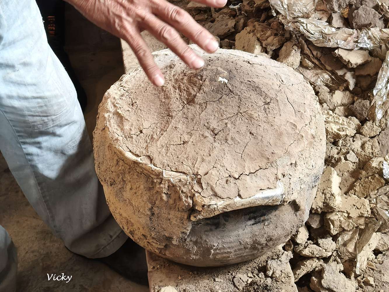 嘉義民雄︱松山土窯羊肉：沒預約吃不到！戴防毒面具揭開、高溫悶燒三天三夜的薰羊肉，在地人與外國客都瘋狂的養生盛宴