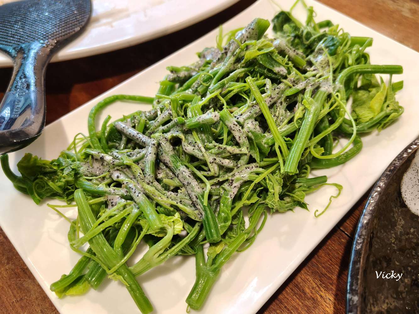 嘉義民雄︱松山土窯羊肉：沒預約吃不到！戴防毒面具揭開、高溫悶燒三天三夜的薰羊肉，在地人與外國客都瘋狂的養生盛宴