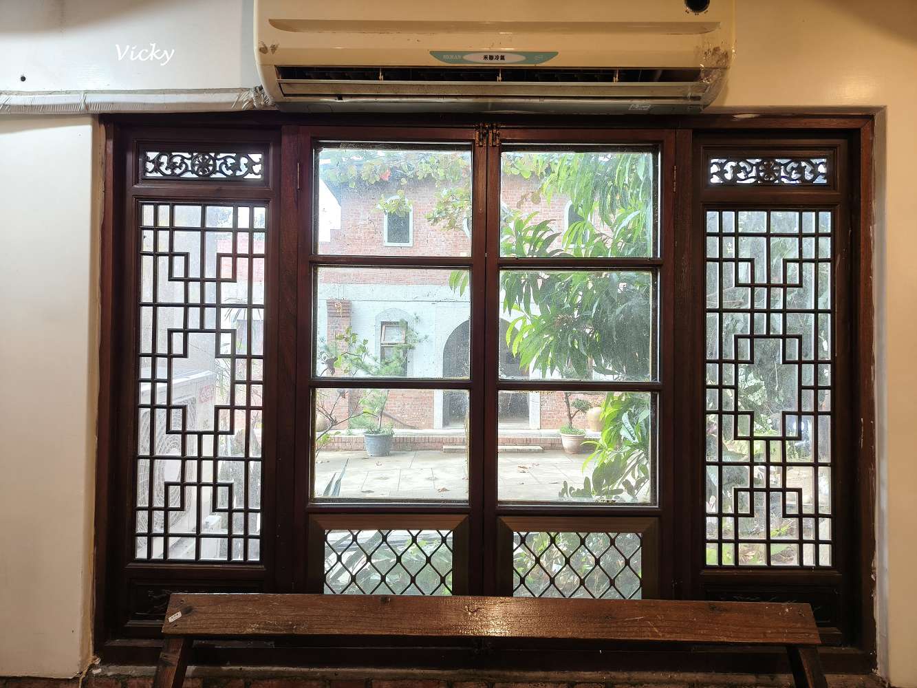 嘉義民雄︱松山土窯羊肉：沒預約吃不到！戴防毒面具揭開、高溫悶燒三天三夜的薰羊肉，在地人與外國客都瘋狂的養生盛宴