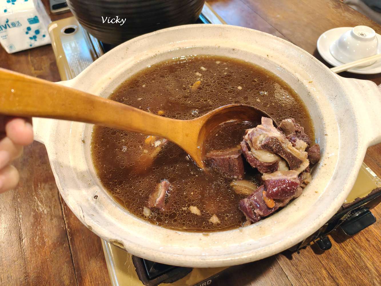 嘉義民雄︱松山土窯羊肉：沒預約吃不到！戴防毒面具揭開、高溫悶燒三天三夜的薰羊肉，在地人與外國客都瘋狂的養生盛宴