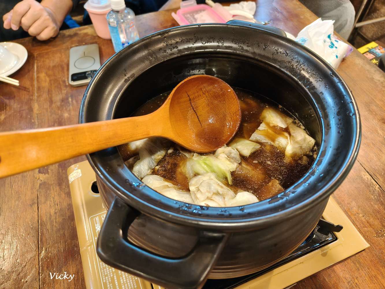 嘉義民雄︱松山土窯羊肉：沒預約吃不到！戴防毒面具揭開、高溫悶燒三天三夜的薰羊肉，在地人與外國客都瘋狂的養生盛宴