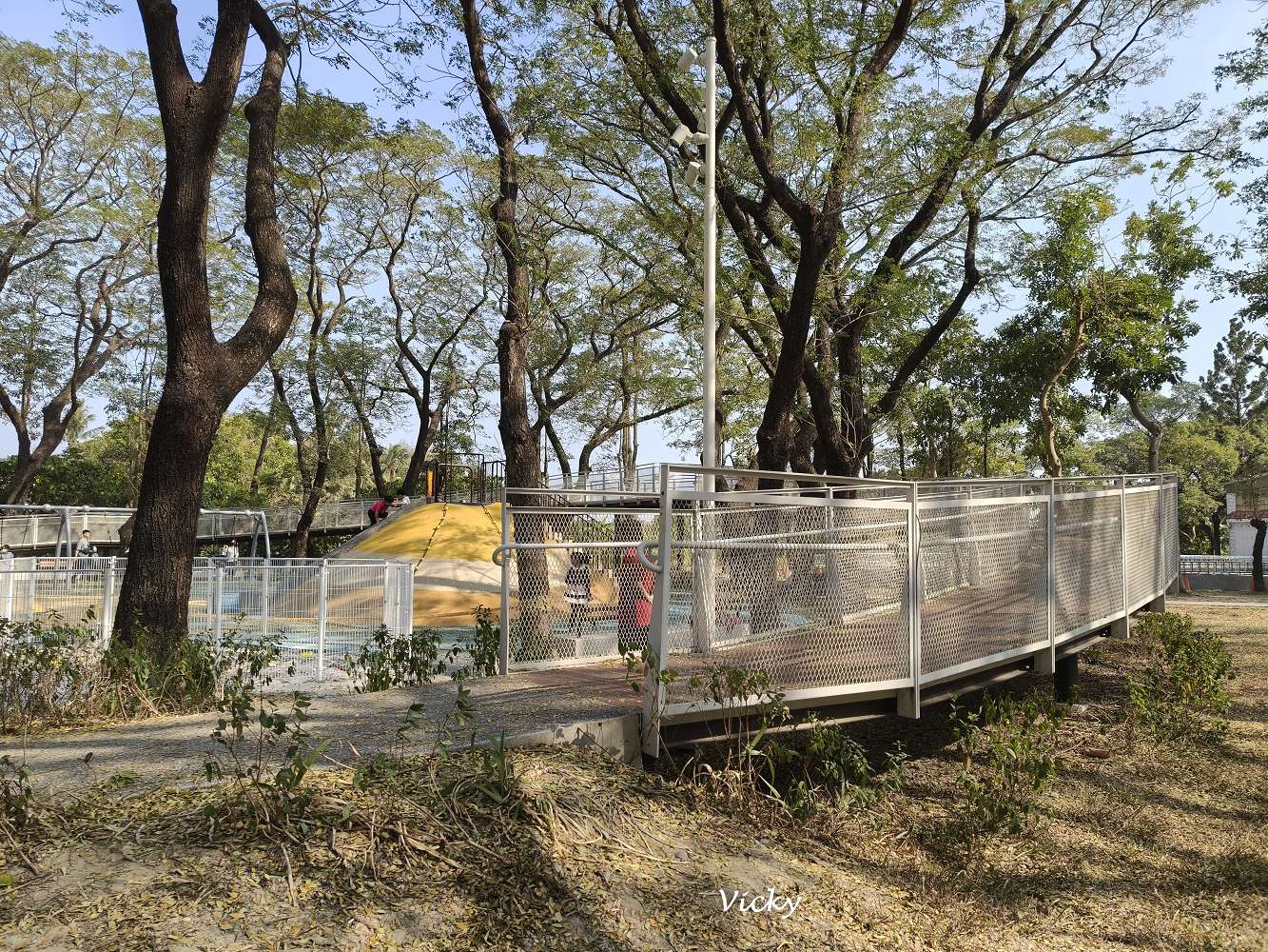 台南新化景點︱南圳綠堤堤岸公園、體育公園：老街旁的華麗轉身！昔日雜亂小徑變身寬敞花廊，全新特色遊戲場，親子放電、飯後散步的絕美秘境