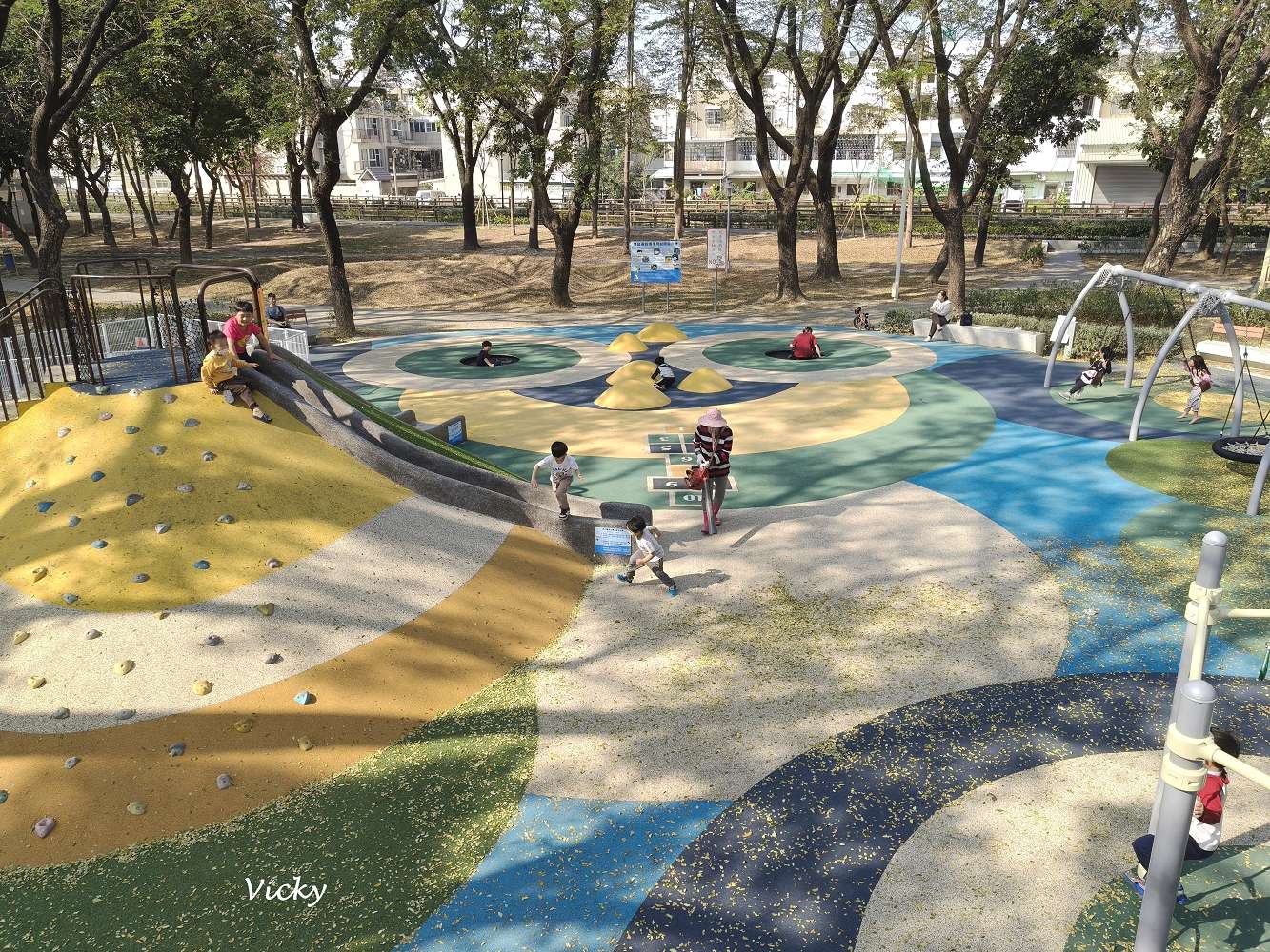 台南新化景點︱南圳綠堤堤岸公園、體育公園：老街旁的華麗轉身！昔日雜亂小徑變身寬敞花廊，全新特色遊戲場，親子放電、飯後散步的絕美秘境