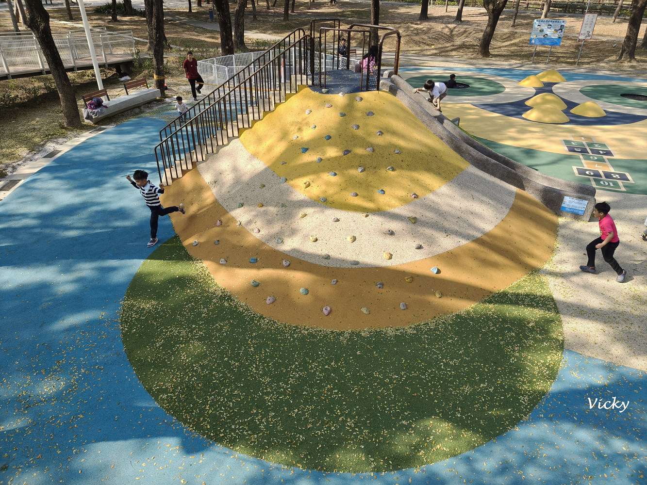 台南新化景點︱南圳綠堤堤岸公園、體育公園：老街旁的華麗轉身！昔日雜亂小徑變身寬敞花廊，全新特色遊戲場，親子放電、飯後散步的絕美秘境