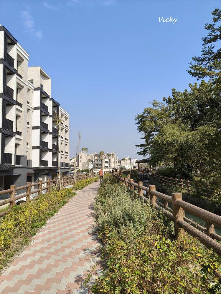 台南新化景點︱南圳綠堤堤岸公園、體育公園：老街旁的華麗轉身！昔日雜亂小徑變身寬敞花廊，全新特色遊戲場，親子放電、飯後散步的絕美秘境