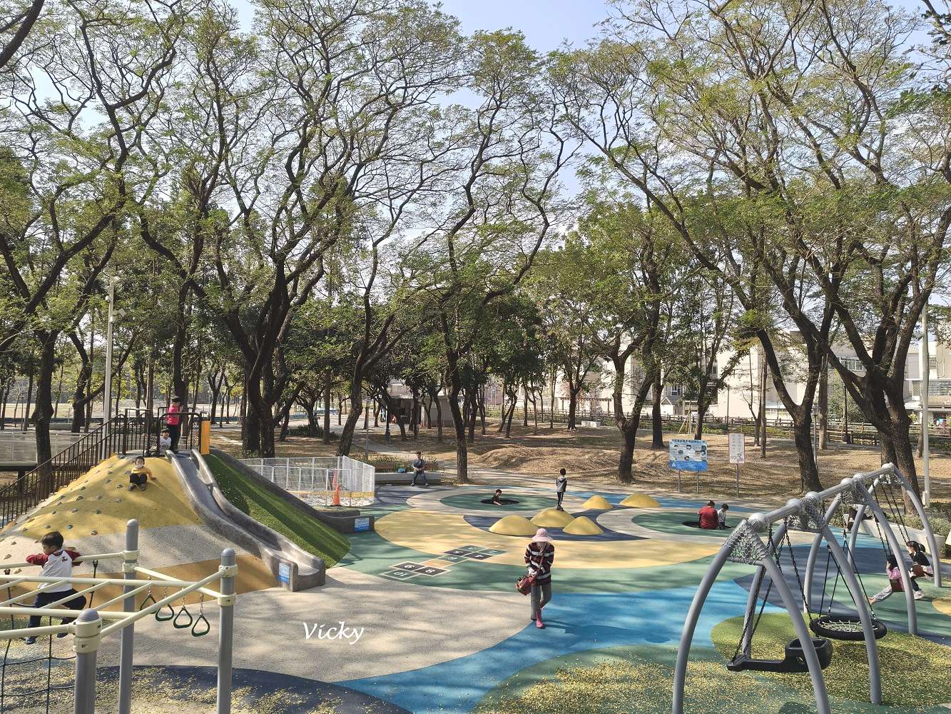 台南新化景點︱南圳綠堤堤岸公園、體育公園：老街旁的華麗轉身！昔日雜亂小徑變身寬敞花廊，全新特色遊戲場，親子放電、飯後散步的絕美秘境
