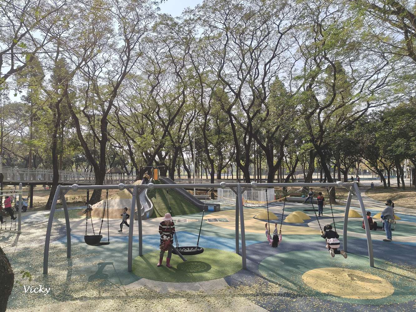 台南新化景點︱南圳綠堤堤岸公園、體育公園：老街旁的華麗轉身！昔日雜亂小徑變身寬敞花廊，全新特色遊戲場，親子放電、飯後散步的絕美秘境