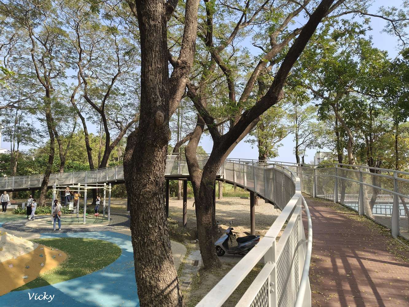 台南新化景點︱南圳綠堤堤岸公園、體育公園：老街旁的華麗轉身！昔日雜亂小徑變身寬敞花廊，全新特色遊戲場，親子放電、飯後散步的絕美秘境