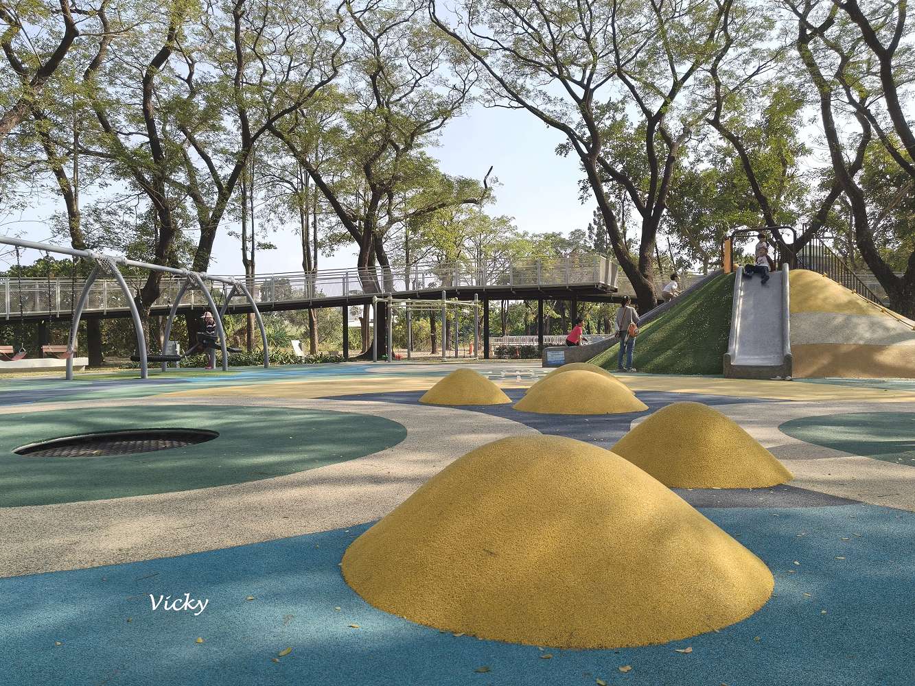 台南新化景點︱南圳綠堤堤岸公園、體育公園：老街旁的華麗轉身！昔日雜亂小徑變身寬敞花廊，全新特色遊戲場，親子放電、飯後散步的絕美秘境