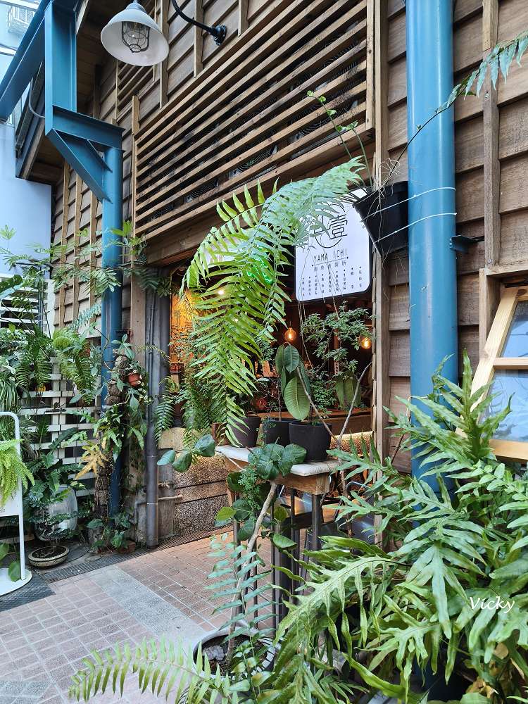 高雄鹽埕一日遊｜鹽埕第一公有零售市場：精選 6 間必訪職人老店、植感美學與超有梗「誠實商店」攻略