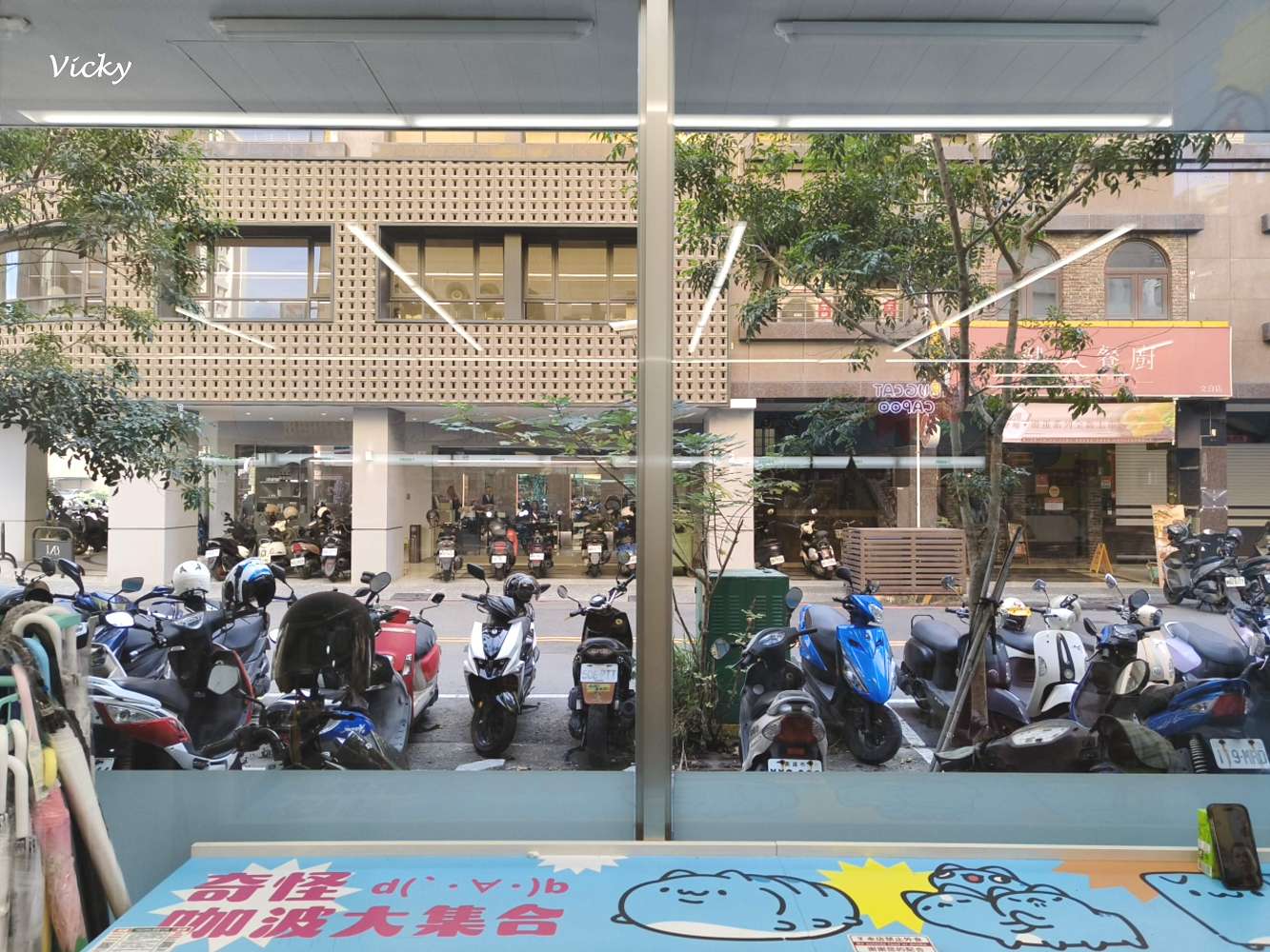 高雄旅遊︱貓貓蟲咖波主題 7-11 旗艦店！超萌周邊、限定咖啡杯，療癒系教主降臨！