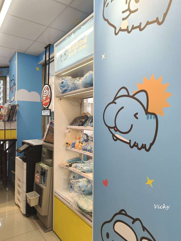 高雄旅遊︱貓貓蟲咖波主題 7-11 旗艦店！超萌周邊、限定咖啡杯，療癒系教主降臨！
