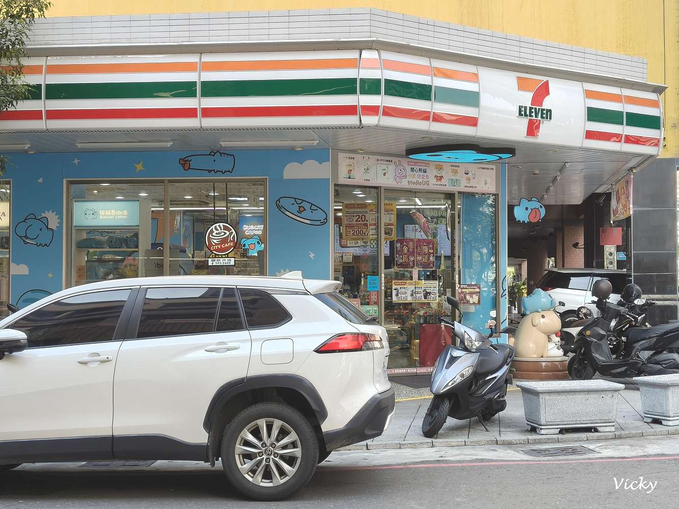 高雄旅遊︱貓貓蟲咖波主題 7-11 旗艦店！超萌周邊、限定咖啡杯，療癒系教主降臨！