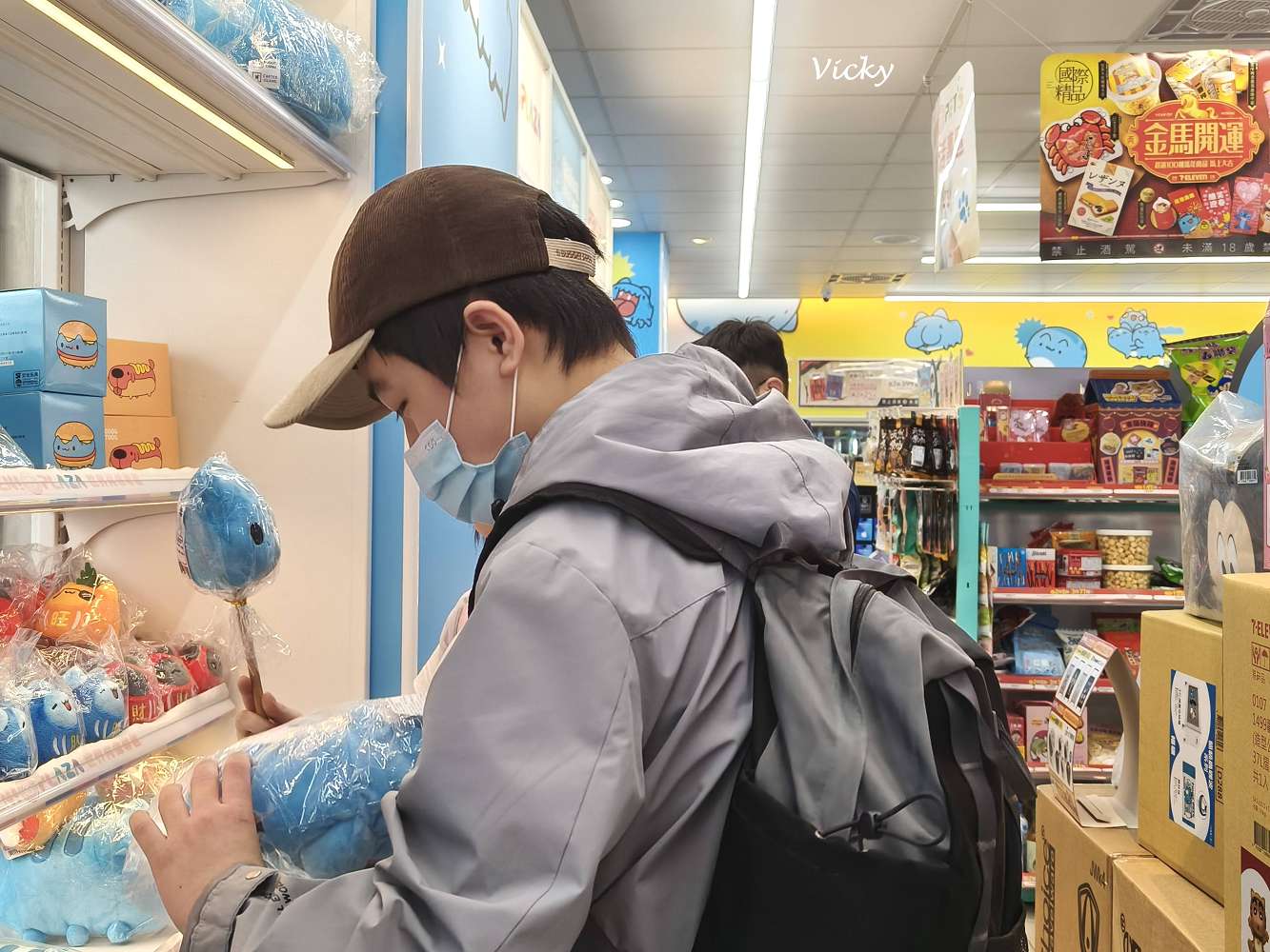 高雄旅遊︱貓貓蟲咖波主題 7-11 旗艦店！超萌周邊、限定咖啡杯，療癒系教主降臨！