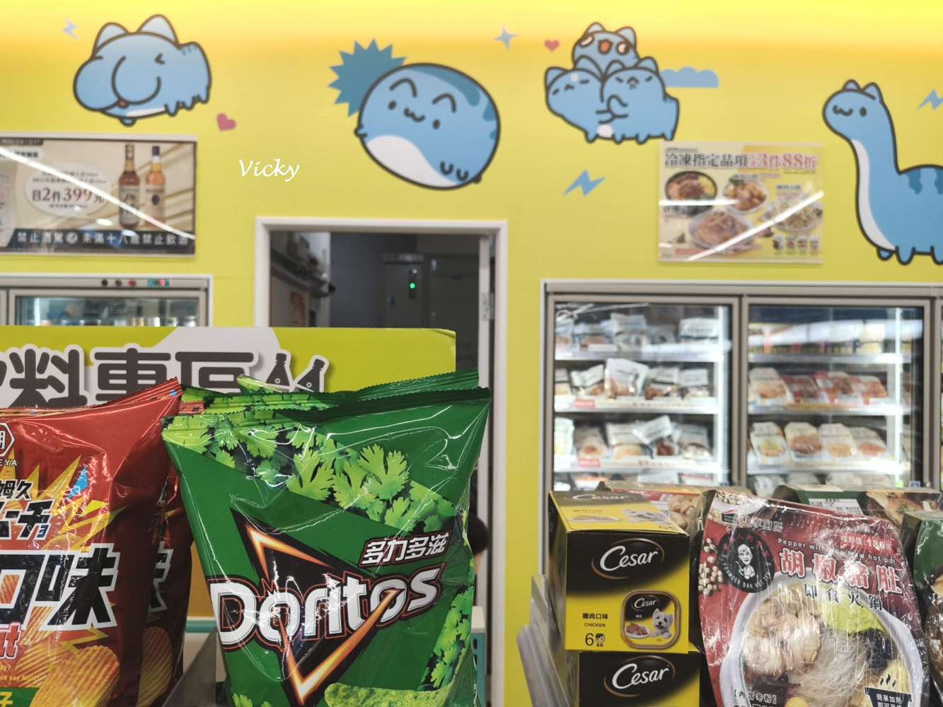 高雄旅遊︱貓貓蟲咖波主題 7-11 旗艦店！超萌周邊、限定咖啡杯，療癒系教主降臨！