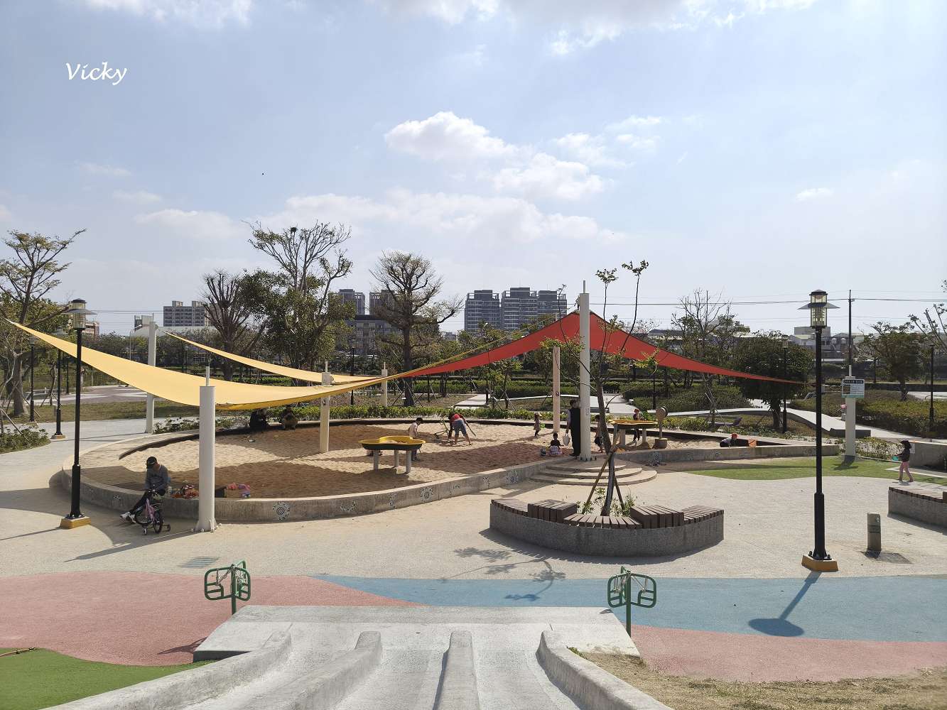 網站近期文章：台南特色公園︱草湖寮歷史公園：海盜船滑梯、磨石子滑梯、超大草皮，安南區親子放電首選！