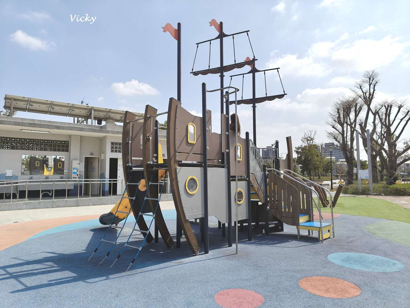 台南特色公園︱草湖寮歷史公園：海盜船滑梯、磨石子滑梯、超大草皮，安南區親子放電首選！