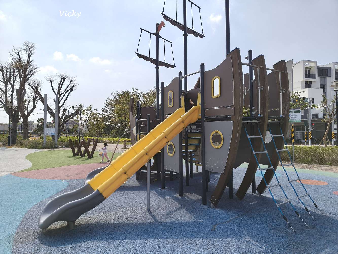 台南特色公園︱草湖寮歷史公園：海盜船滑梯、磨石子滑梯、超大草皮，安南區親子放電首選！