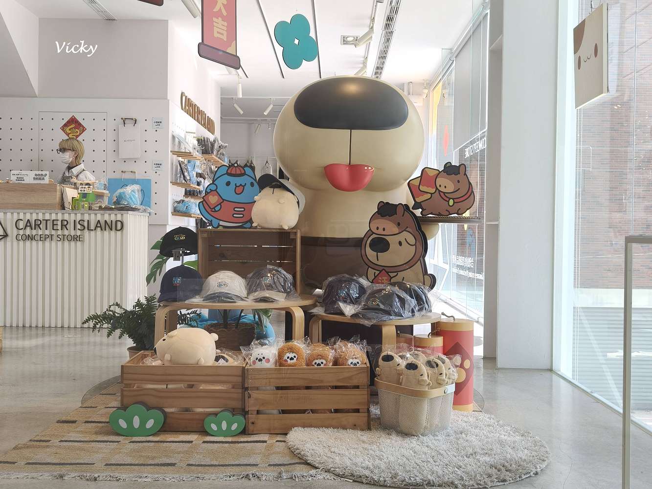 台中西區美食｜奶泡貓咖啡 民權店、卡特島選品店 ：咖波迷的白色夢幻基地！L型純白透明系咖啡廳，超萌造型雞蛋糕，附菜單