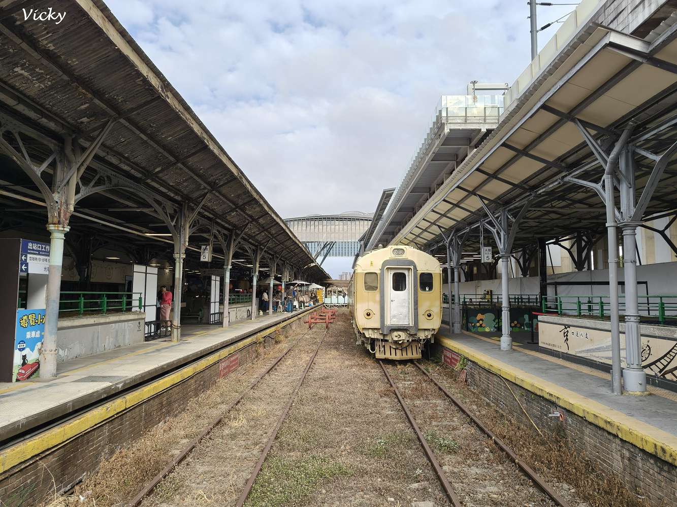 台中西區美食｜奶泡貓咖啡 民權店：咖波迷的白色夢幻基地！L型純白透明系咖啡廳，超萌造型雞蛋糕，附菜單
